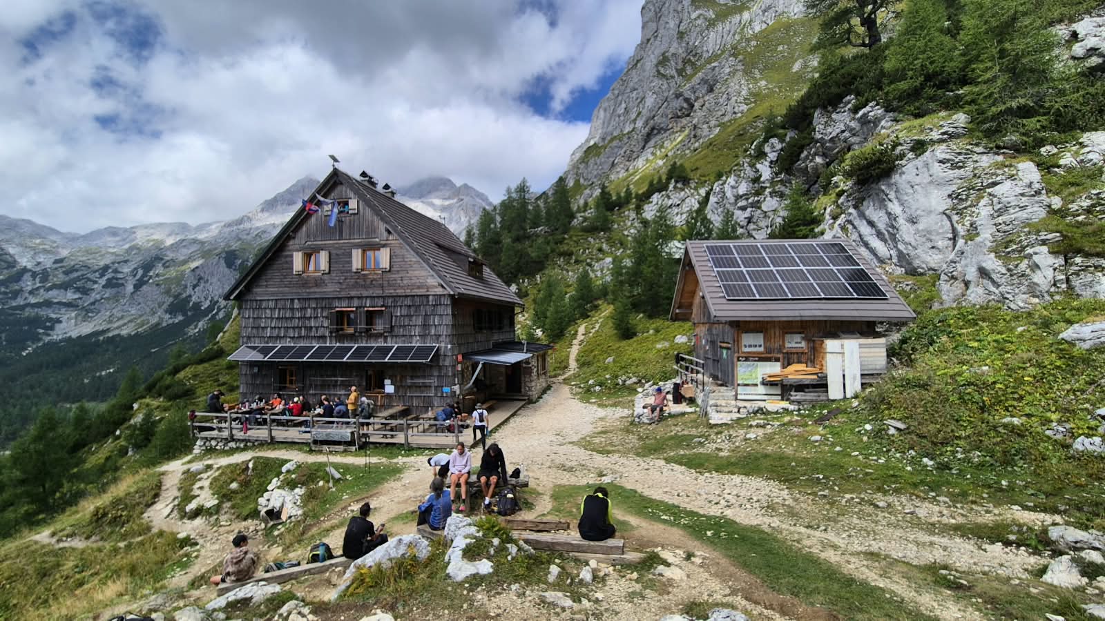Vodnikov dom na Velem polju (1817 m)